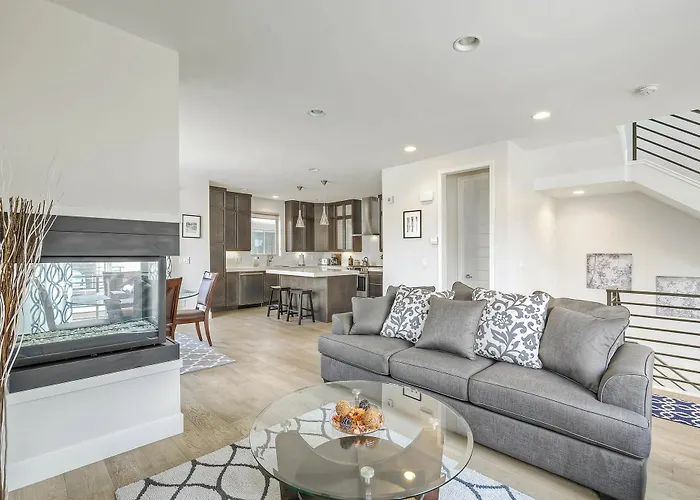 City Views Rooftop Deck! Lohi/Downtown Sleeps 8!